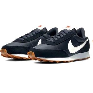 Women’s Nike Daybreak size 8